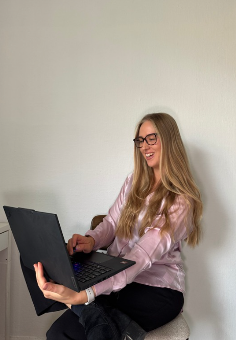 Anna Katharina smiling with glasses and a laptop